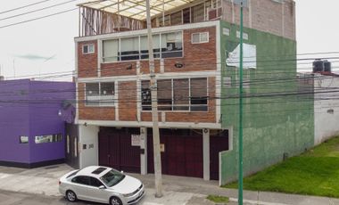 Edificio con habitaciones y casa, en venta cerca del tec de mty y facultades.