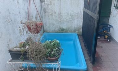Casa  de 3 ambientes tipoo PH al frente