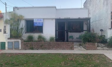Casa  de 3 ambientes tipoo PH al frente