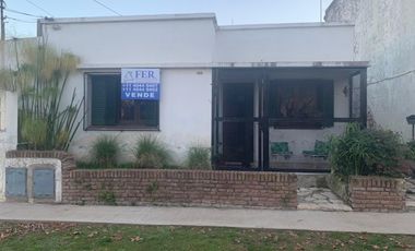 Casa  de 3 ambientes tipoo PH al frente