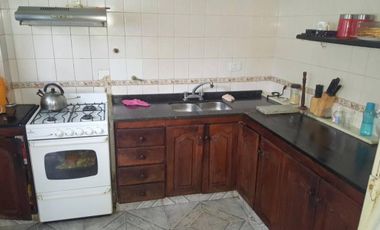 Billinghurst  casa  multifamiliar,local y 3 propiedades  de 3 ambientes venta en block  130.000 l/g conversable