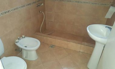 Billinghurst  casa  multifamiliar,local y 3 propiedades  de 3 ambientes venta en block  130.000 l/g conversable