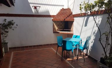 Quirno al 800 *Casa de 5 ambientes con patio y cochera en Flores/ Muy buen estado*