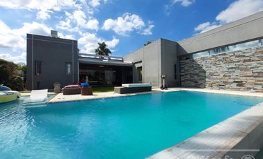 Casa en venta de seis ambientes con piscina en Fincas de Iraola II