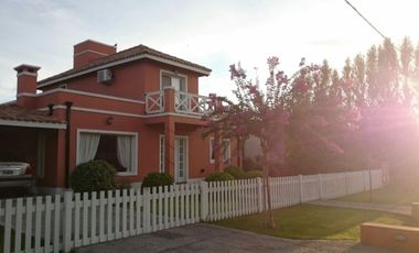 HERMOSO CHALET EN BARRIO PRIVADO AERO COUNTRY CLUB