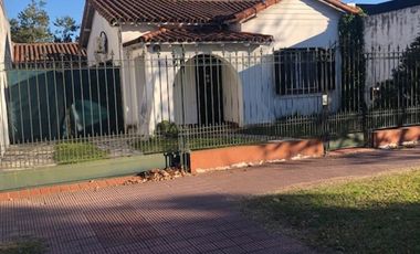 Chalet con extraordinario lote en Lomas de Zamora.