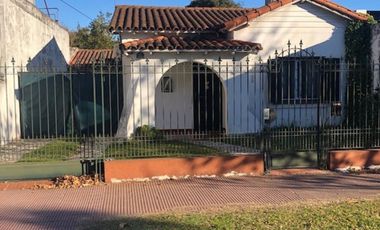 Chalet con extraordinario lote en Lomas de Zamora.