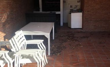 Chalet con extraordinario lote en Lomas de Zamora.