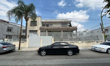 Casa ideal para notarías por la Minerva en venta