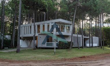 Casa 5 ambientes. Primera calidad. PINAMAR NORTE