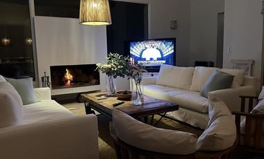 CASA EN VENTA EN BARRIO DEPORTIVA CON DOBLE TERRENO EN OPORTUNIDAD!