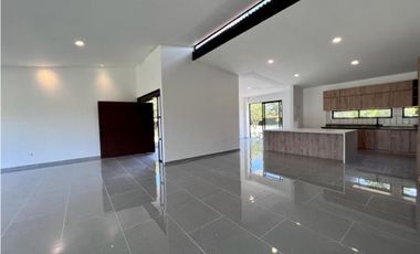 GRAN CASA PARA LA VENTA EN LA CEJA SECTOR CABECERAS