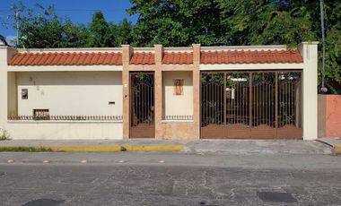 Casa en venta de una planta, para  renovar, amplio terreno Mérida Centro