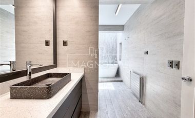 Casa en arriendo de 5 dorm. 5 Baños en Las Condes