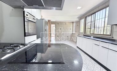 Casa en arriendo de 5 dorm. 5 Baños en Las Condes