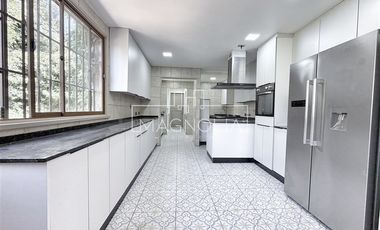 Casa en arriendo de 5 dorm. 5 Baños en Las Condes