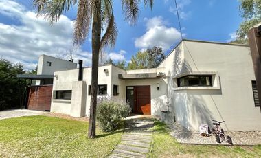 Casa de Diseño Con Piscina en Solares del Carmen