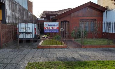 Amplio Chalet colonial en venta Quilmes Oeste 3 habitaciones