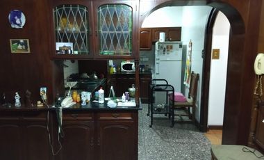 Amplio Chalet colonial en venta Quilmes Oeste 3 habitaciones