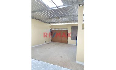 Oportunidad única de adquirir una casa moderna, lista para habitar y con proyección a segundo piso.

📍 Ubicación: Villa Monterico
📏 Área del terren