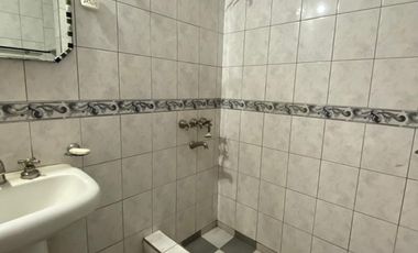 OPORTUNIDAD  Casa de 4 o más AMBIENTES ubicada a 200 metros de la Avenida Hipólito Yrigoyen