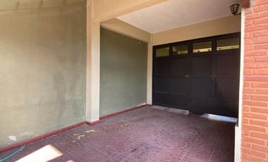 OPORTUNIDAD  Casa de 4 o más AMBIENTES ubicada a 200 metros de la Avenida Hipólito Yrigoyen