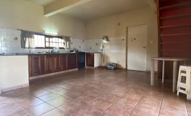 OPORTUNIDAD  Casa de 4 o más AMBIENTES ubicada a 200 metros de la Avenida Hipólito Yrigoyen