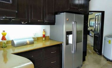 VENTA DE CASA DE 3 PISOS EN LA URBANIZACIÓN LAS RIBERAS - Samborondon Km 1.5