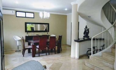 VENTA DE CASA DE 3 PISOS EN LA URBANIZACIÓN LAS RIBERAS - Samborondon Km 1.5