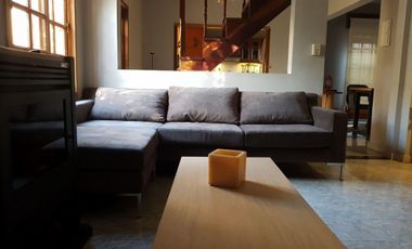 Chalet ubicado a 400 metros de la estación .