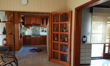 Chalet ubicado a 400 metros de la estación .