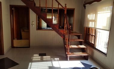 Chalet ubicado a 400 metros de la estación .