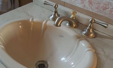 Chalet ubicado a 400 metros de la estación .