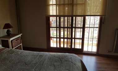 Chalet ubicado a 400 metros de la estación .