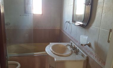 Chalet ubicado a 400 metros de la estación .