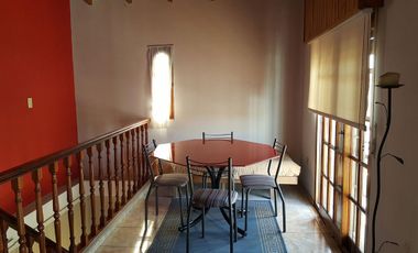 Chalet ubicado a 400 metros de la estación .