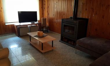 Chalet ubicado a 400 metros de la estación .