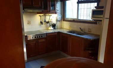 Chalet ubicado a 400 metros de la estación .