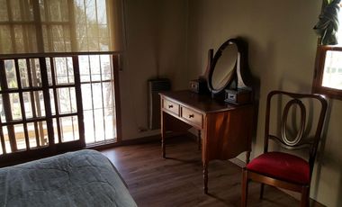 Chalet ubicado a 400 metros de la estación .