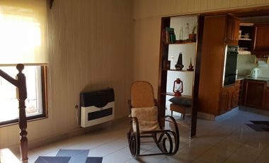 Chalet ubicado a 400 metros de la estación .