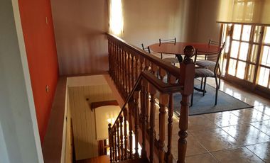 Chalet ubicado a 400 metros de la estación .