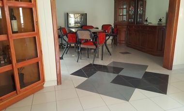 Chalet ubicado a 400 metros de la estación .