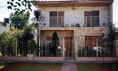 Chalet ubicado a 400 metros de la estación .