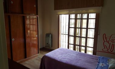 Chalet ubicado a 400 metros de la estación .