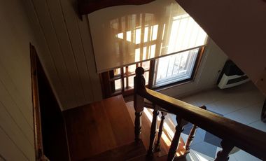 Chalet ubicado a 400 metros de la estación .