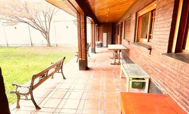 Excelente casa con piscina en venta - Lomas de Zamora