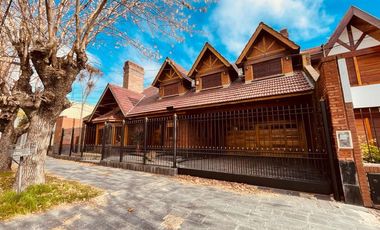 Excelente casa con piscina en venta - Lomas de Zamora