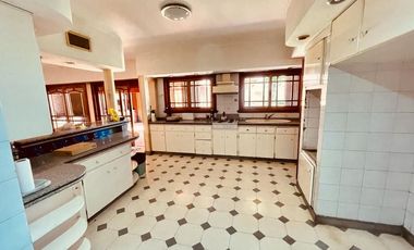 Excelente casa con piscina en venta - Lomas de Zamora