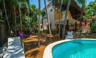 Villa en Venta - Casa de 3 Recámaras y Estudio  - Beach Front - Tulum