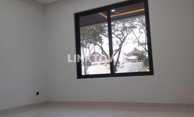 Rumah Modern Lokasi Strategis di Newton Hill Dekat Gwalk